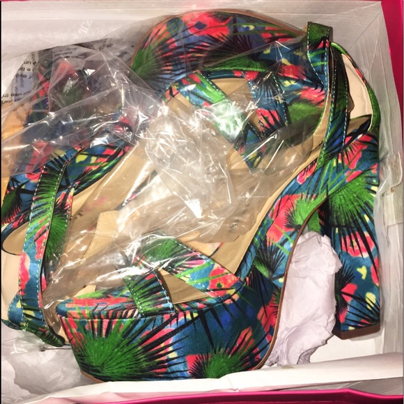 Beautiful Floral Wedge Sandals - Picture 2 of 3